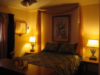 The Annabel Inn B & B - Gold Room (d'or) In Evening Light