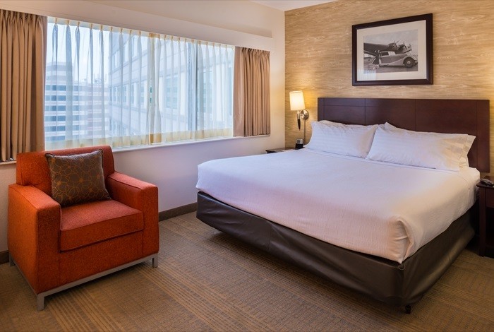 Holiday Inn & Suites Chicago O'hare / Rosemont - Front Desk Of Hotel