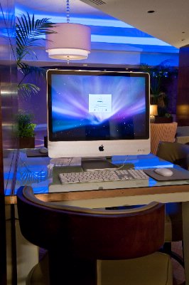 Hilton St. Louis Airport - I-mac Computers In Lobby