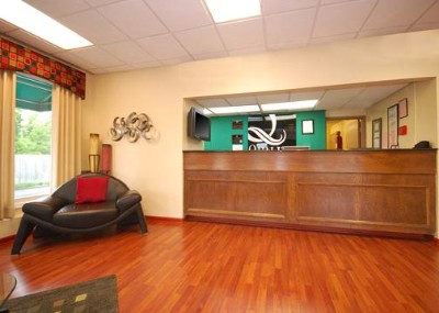 Quality Inn & Suites - Lobby