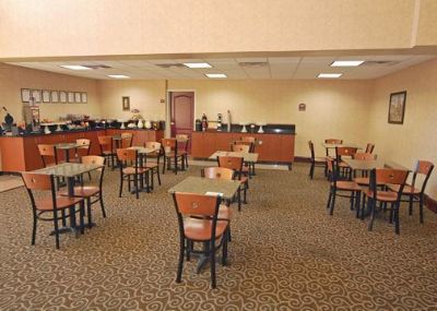 Comfort Suites - Spacious Breakfast Area