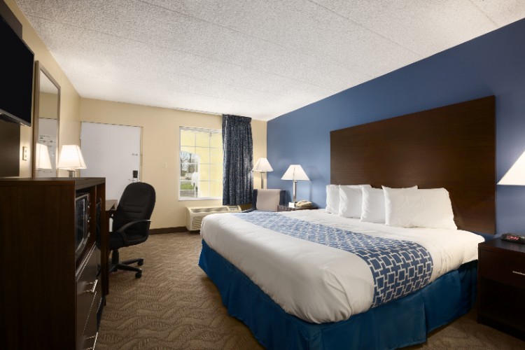 Days Inn & Suites - Bathroom