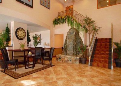 Comfort Suites - Lobby Sitting Area And Indoor Fountain