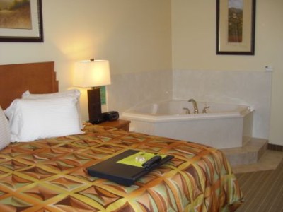 Super 8 183 Airport - Texas Spa Suite And Many Suites For Selection