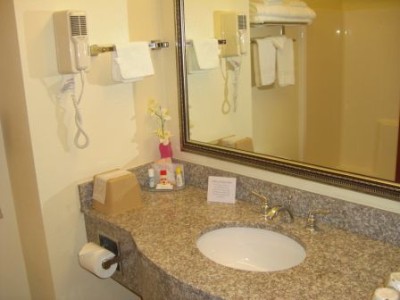 Super 8 183 Airport - Fabulous Equipped Bath Room