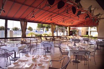 Airtel Plaza Hotel & Conference Center - Midway Gardens