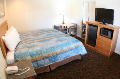 Rodeway Inn & Suites Pacific Coast Hwy - King Bed Room