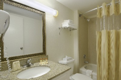 Days Inn - Guest Bathroom