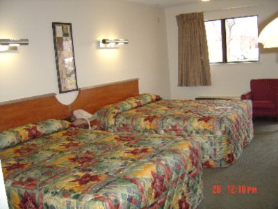 Redroof Inns - 2 Queen Beds