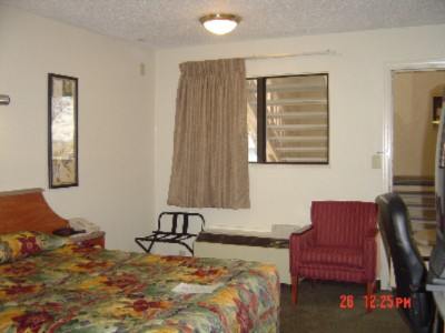 Redroof Inns - 1 Queen Bed