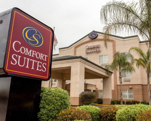 Comfort Suites - King Suite With A Sofa Sleeper