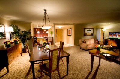 Hilton Costa Mesa - Experience First Class Luxury In One Of Our Suites Featuring An Expansive Master Bath Bedroom Wet Bar And Living Are Perfect For Entertaining
