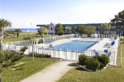 Clarion Inn Kennedy Space Center - Sparkling Pool Overlooking The Indian River And Ksc