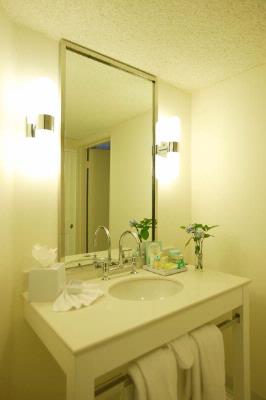 Four Points by Sheraton Ventura - Wash Room Vanity