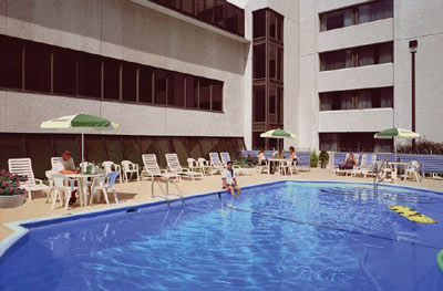 Auberge Universel Montreal - Outdoor Heated Indoor Swimming Pool / Piscine Extérieure Chauffée (en Saison)