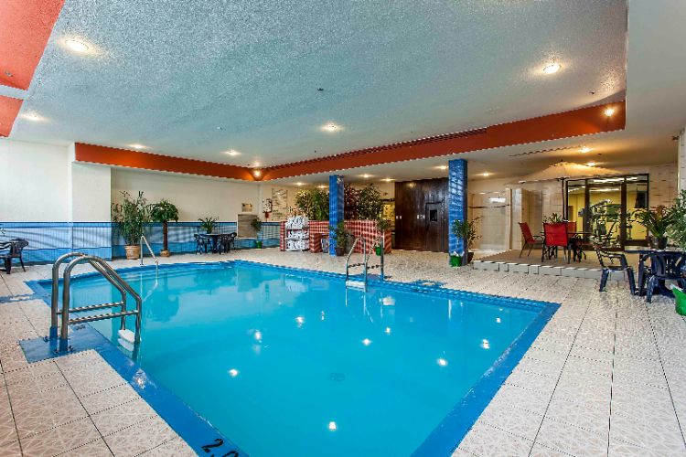 Auberge Universel Montreal - Indoor Heated Pool / Piscine Intérieur Chauffée