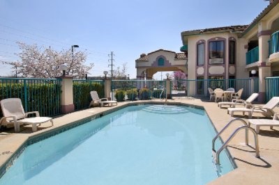 Days Inn - Outdoor Pool
