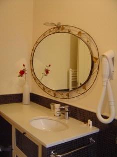 Relais Amore - Bathroom With Showerjaccuzzi.