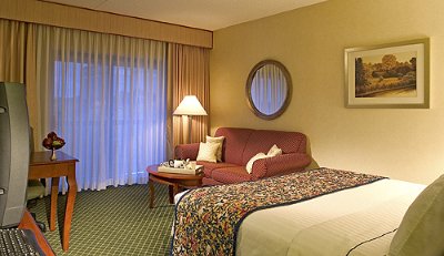 Courtyard Somerset - Standard King Room