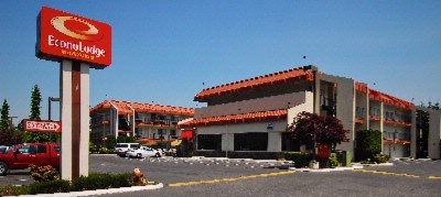 Econo Lodge Inn & Suites - 