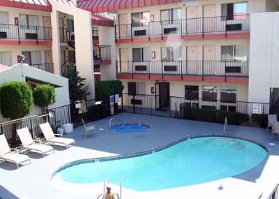 Econo Lodge Inn & Suites - 
