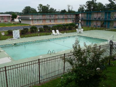 Deluxe Inn - 