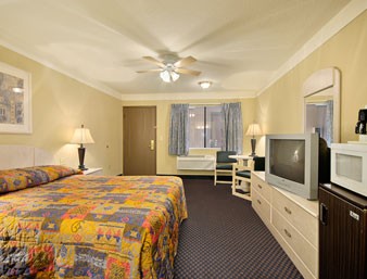 Howard Johnson El Centro - King Bed