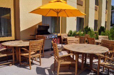 Towneplace Suites Albany Empire State Plaza - Patio Area With Grill