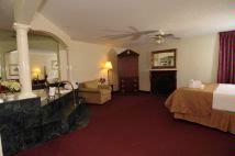 Clarion Inn & Conference Center - Clarion Inn Jacuzzi Suite Club Level