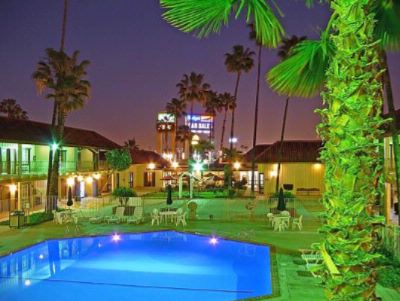 Guesthouse Norwalk - Pool At Night