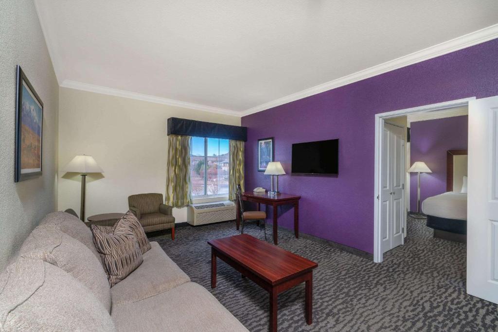 La Quinta Inn & Suites - 