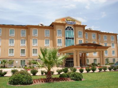 Holiday Inn Express - Exterior/landscaping