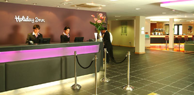 Holiday Inn London Brentford Lock - Hotel Lobby With Front Desk