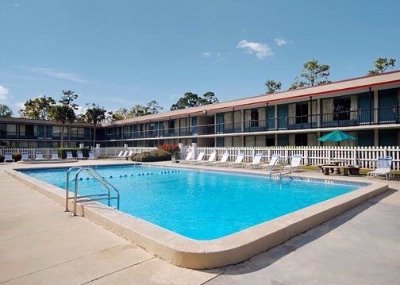 Rodeway Inn & Conference Center - Pool Area