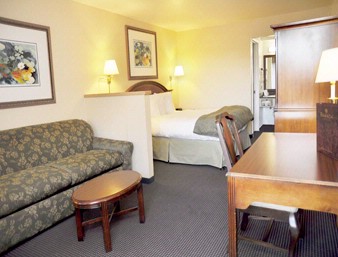 Ramada Vallejo - Executive Queen Suite