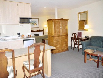 Ramada Vallejo - Parlor King Suite