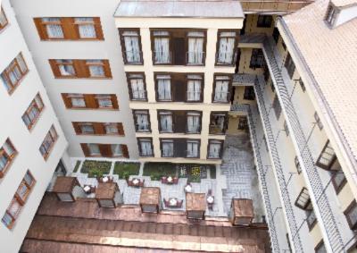 Best Western Premier Hotel Majestic Plaza - 