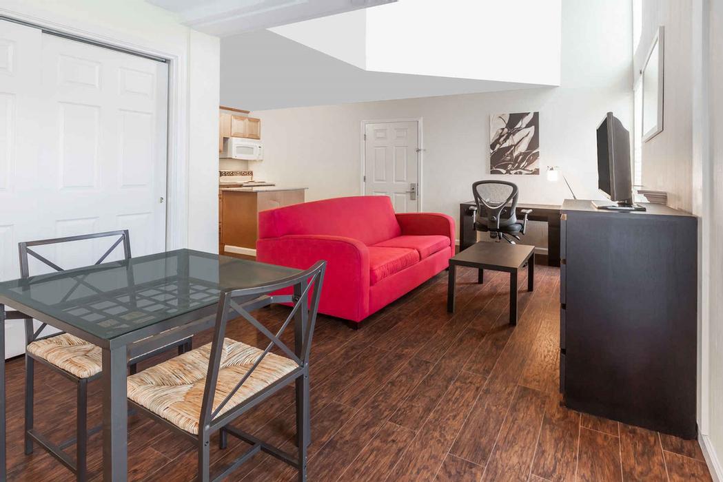 Hawthorn Suites Dallas Market Center - 