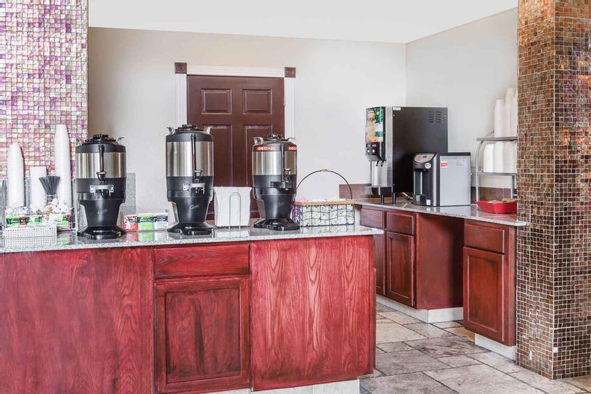 Hawthorn Suites Dallas Market Center - 