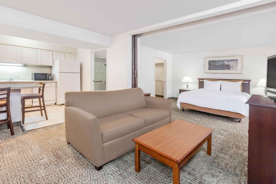 Hawthorn Suites Dallas Market Center - 