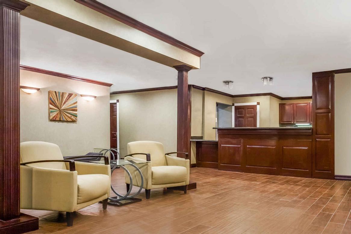 Hawthorn Suites Dallas Market Center - 