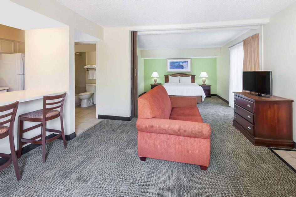 Hawthorn Suites Dallas Market Center - 
