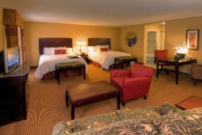 Hampton Inn & Suites Airport - 2 Queen Bed Suite W/sofa