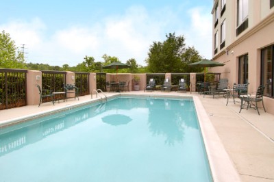Outdoor Pool & Pool Deck