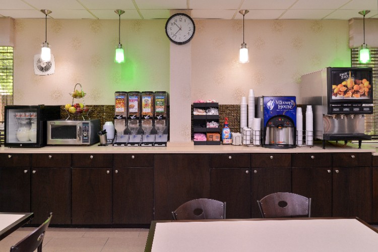 Best Western Richmond Airport Hotel - Front Desk