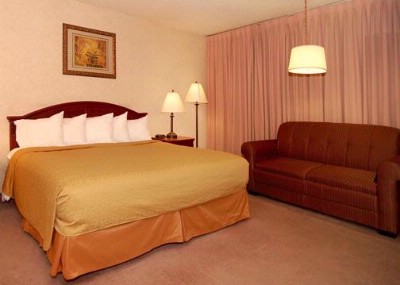 Quality Inn - Single Queen Bed Room