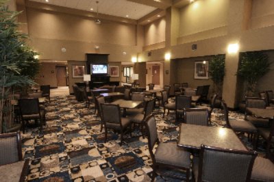 Hampton Inn & Suites - 