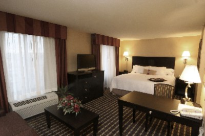 Hampton Inn & Suites - 