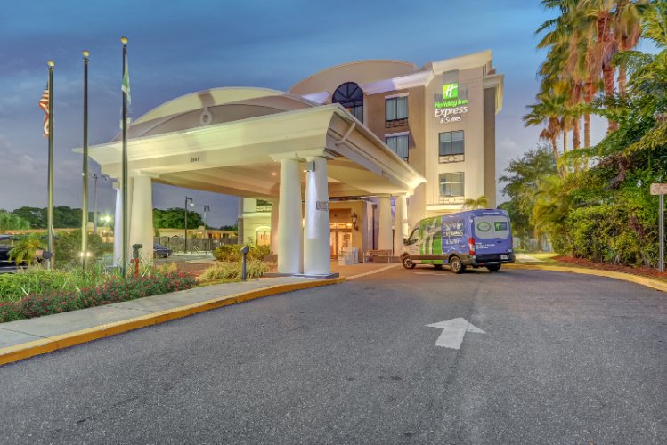 Holiday Inn Express Tampa Busch Gardens Usf