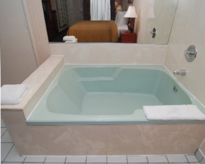 Quality Inn & Suites - In-room Jacuzzi In King Bed Room